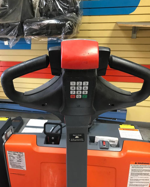 Transpalette électrique Jigger Toyota 8HBW23 4500 lb FORKLIFT PLUS