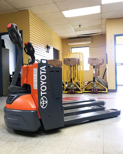 Transpalette électrique Jigger Toyota 8HBW23 4500 lb FORKLIFT PLUS